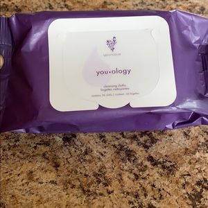Younique cleansing cloths